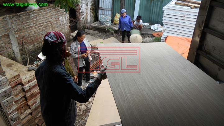 Bàn giao đơn hàng tấm da cửa MDF 5mm phẳng phủ Veneer óc chó cho đơn vị sản xuất tại Bắc Từ Liêm