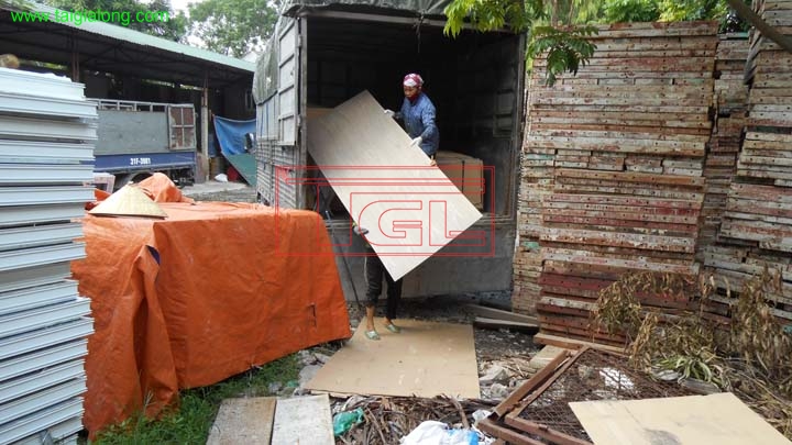 Bàn giao đơn hàng tấm da cửa MDF 5mm phẳng phủ Veneer óc chó cho đơn vị sản xuất tại Bắc Từ Liêm