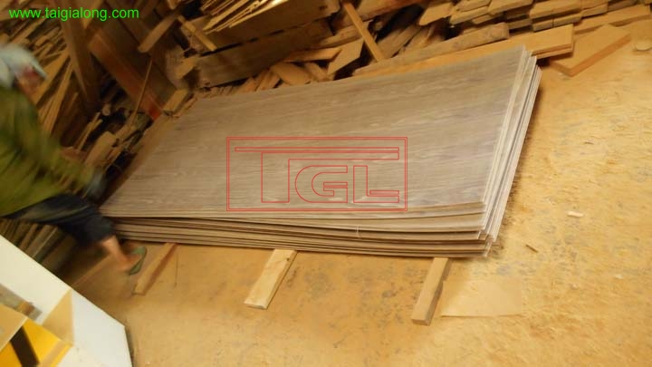 Bàn giao đơn hàng tấm da cửa MDF 5mm phẳng phủ Veneer óc chó cho đơn vị sản xuất tại Bắc Từ Liêm