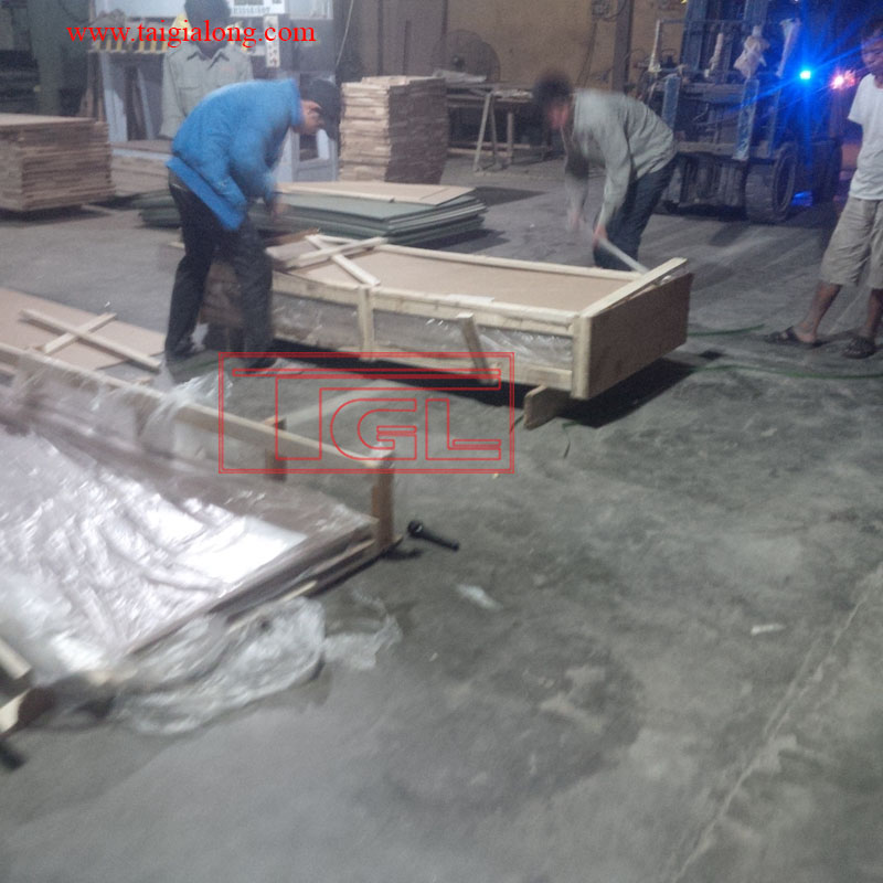 Bàn giao đơn hàng Tấm HDF Veneer đường soi nổi tại Bình Dương.