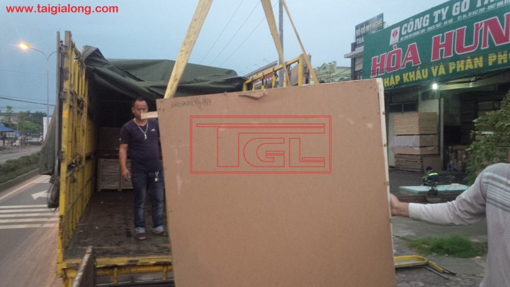 Bàn giao đơn hàng tấm da cửa 2 Pano phủ veneer Ash - Tần bì cho đơn vị sản xuất cửa gỗ công nghiệp tại Thạch Thất, Hà Nội.